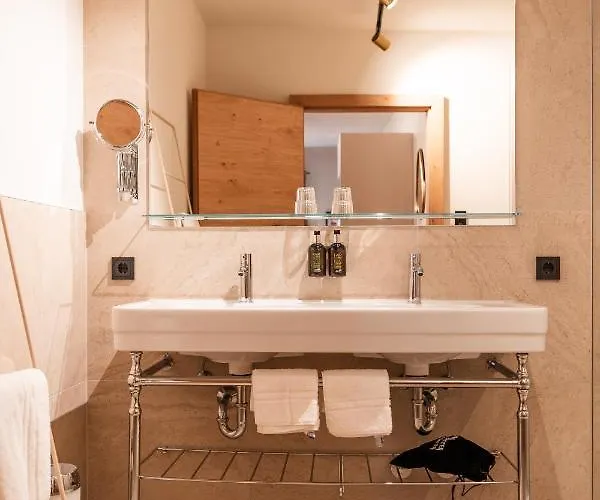 H5 Grauer Baer & 4* إنسبروك